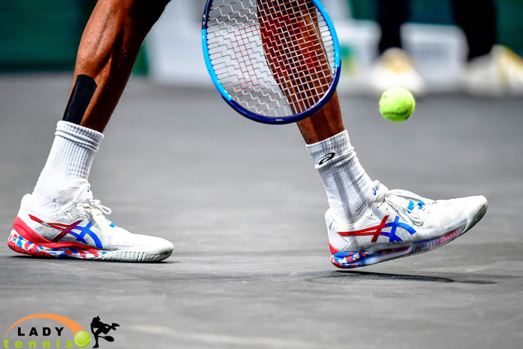 کفش تنیس باید چه ویژگی هایی داشته باشد